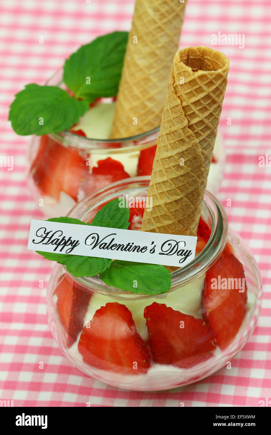 Felice di San Valentino con scheda cremoso dessert di fragole Foto Stock