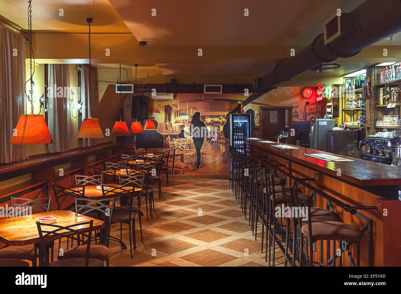 Cacak, Serbia - 23 Gennaio 2015: il Velluto Cafe e Club, interni dal design moderno con vintage e i tavoli e le sedie. Foto Stock