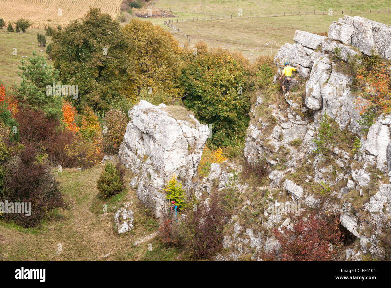 Rocciatore sulle rocce calcaree vicino castello di Spis, Levoca regione, Slovacchia, Europa Foto Stock