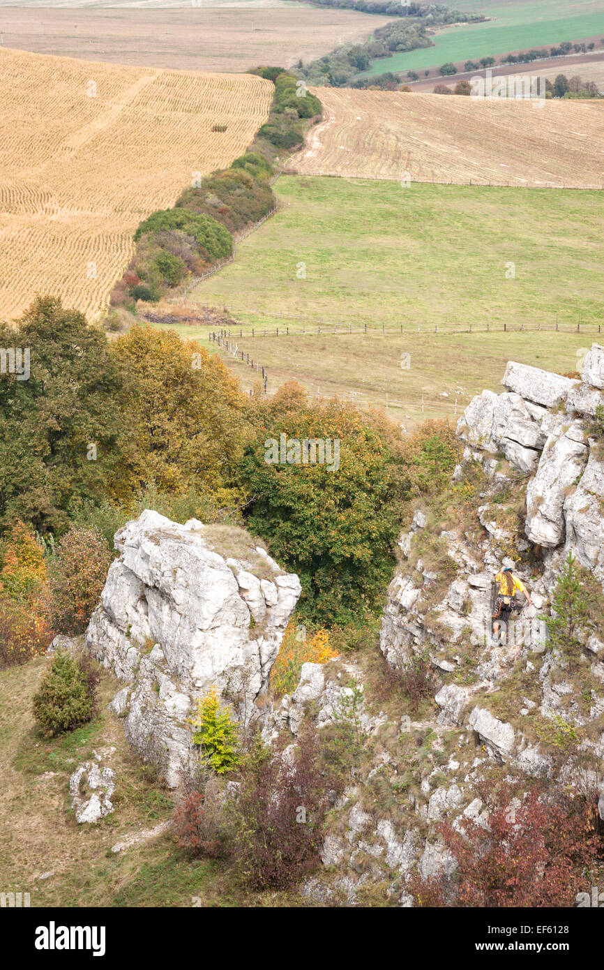 Rocciatore sulle rocce calcaree vicino castello di Spis, Levoca regione, Slovacchia, Europa Foto Stock