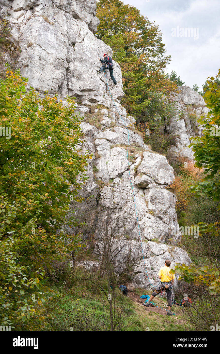 Due arrampicate su roccia calcarea vicino castello di Spis, Levoca regione, Slovacchia, Europa Foto Stock