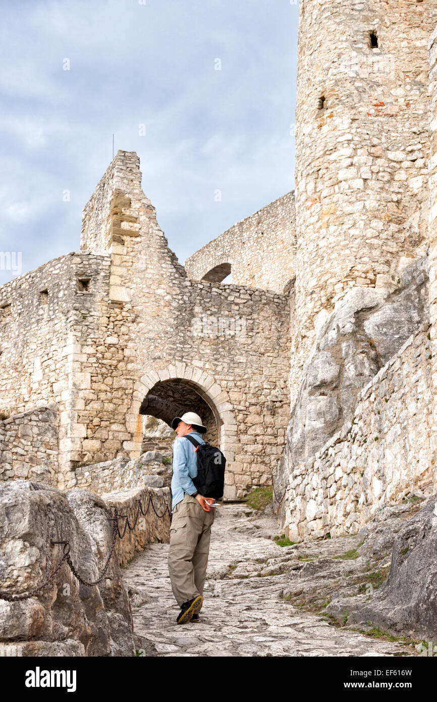 Uomo caucasico passeggiate fino il sentiero di pietra presso il castello di Spis, Levoca, Slovacchia, Europa Foto Stock