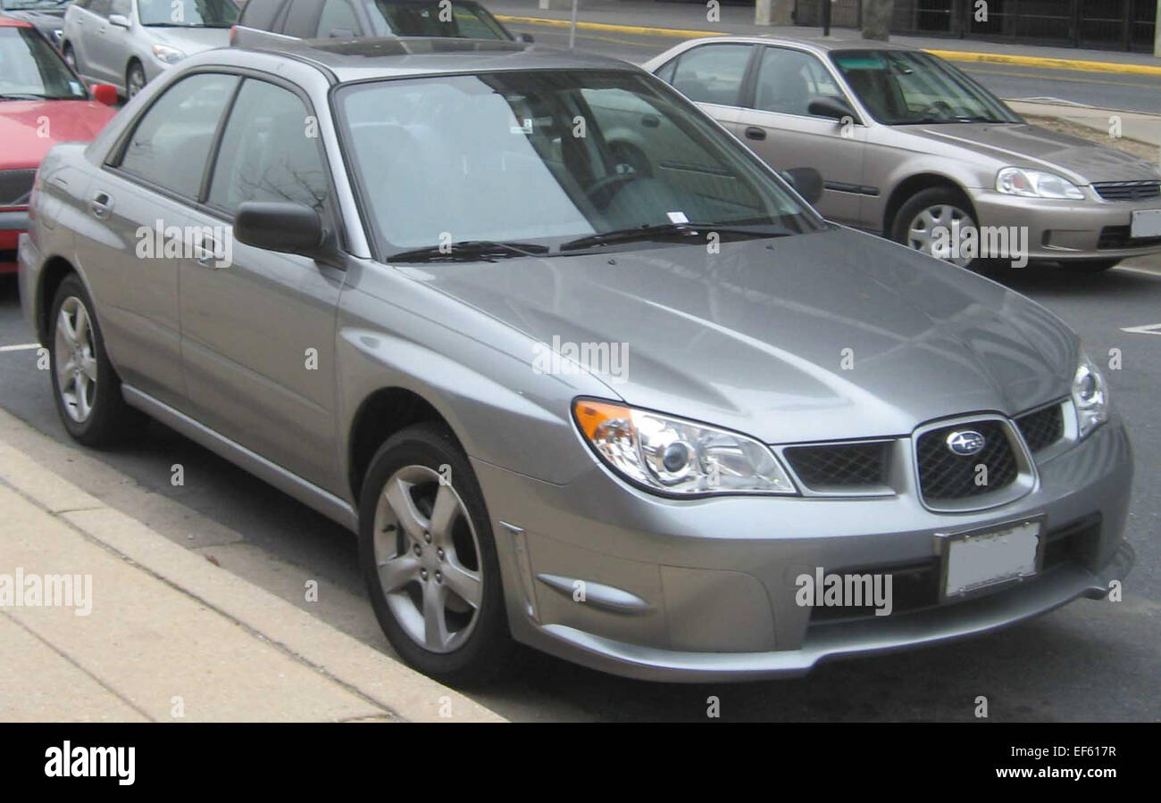 La Subaru Impreza 2.5i del 2006-2007 è una berlina compatta con un motore a quattro cilindri da 2,5 litri. Noto per il suo sistema a trazione integrale, offre una maneggevolezza e un'affidabilità costanti, il che lo rende una scelta popolare tra i conducenti in varie condizioni meteorologiche. Il modello è dotato di servizi di base e di un'enfasi sulla sicurezza e la durata. Foto Stock