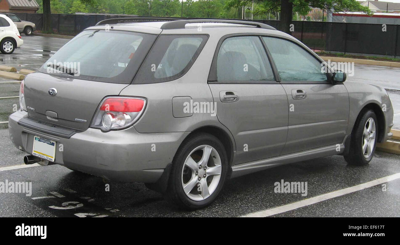 Il carro 2006-2007 Subaru Impreza 2.5i è un carro compatto a trazione integrale che unisce prestazioni e praticità. Nota per la sua versatilità e maneggevolezza, è ideale per coloro che cercano un veicolo funzionale con capacità fuoristrada e interni spaziosi. Foto Stock