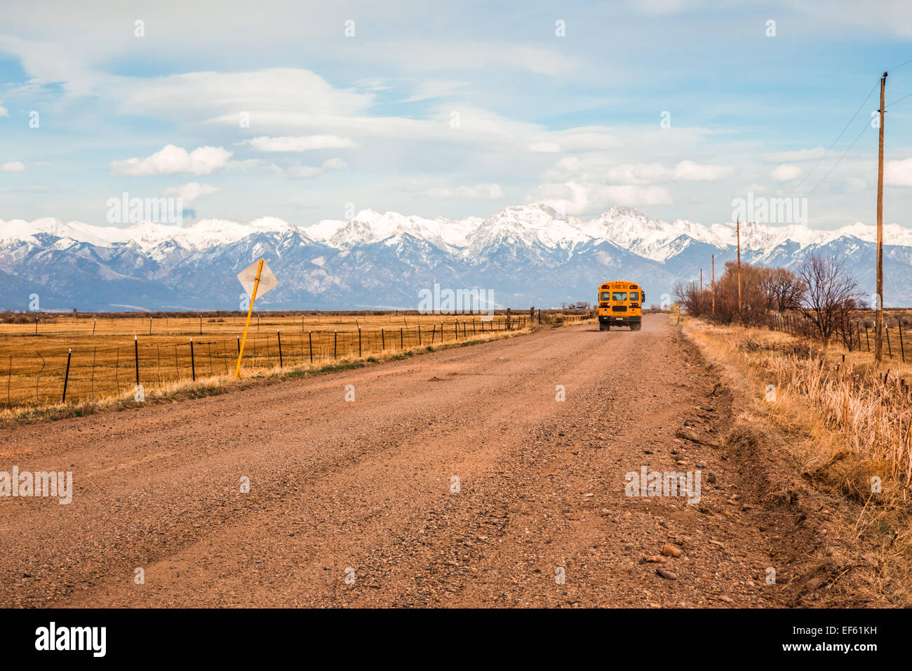 Giallo scuola bus, Valle di montagna, Colorado, Stati Uniti d'America, 4 aprile 2014. Foto Stock