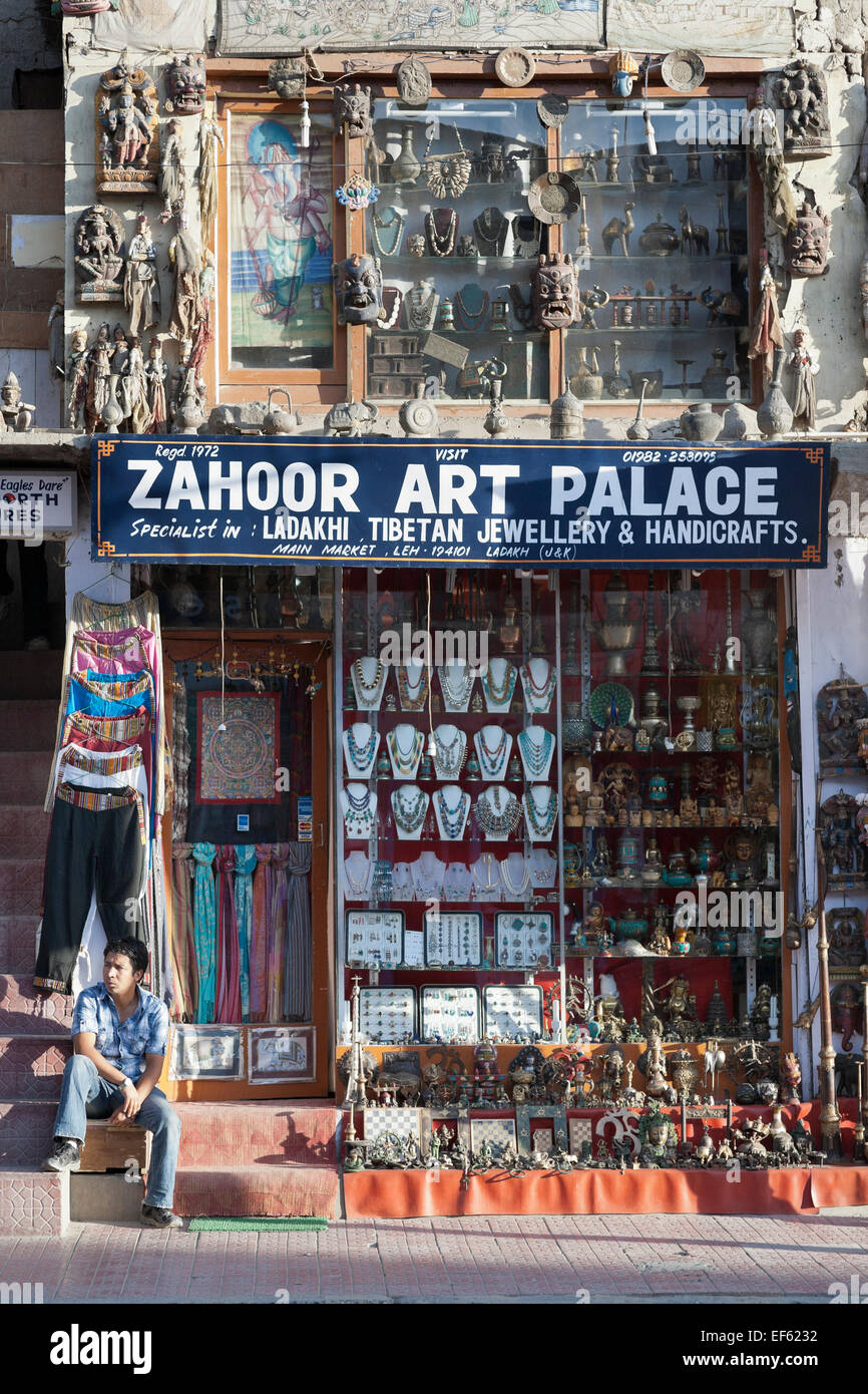 Leh, Ladakh, India. Arti e mestieri shop nel bazaar principale Foto Stock
