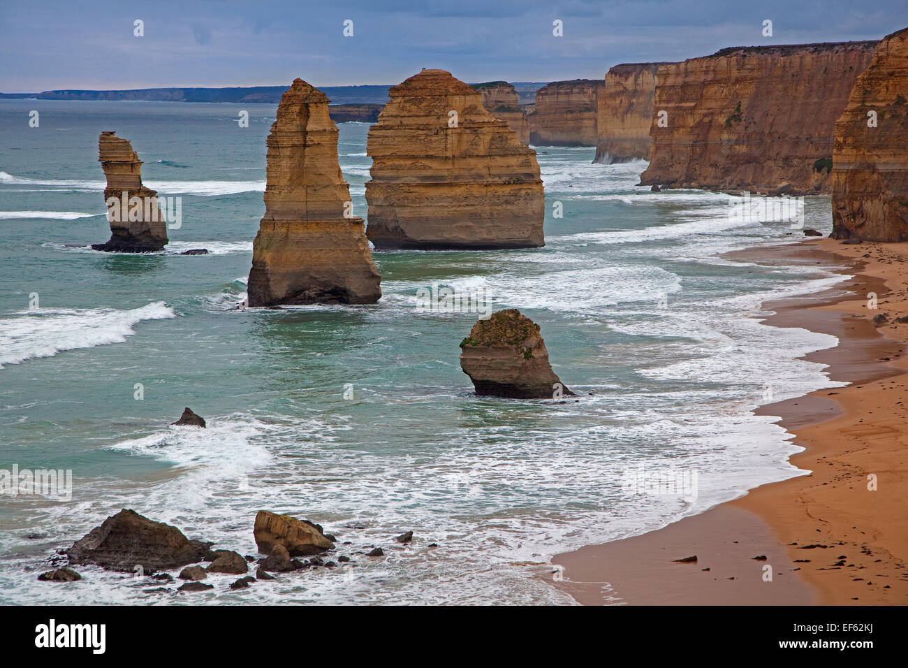 Dodici Apostoli, eroso pile di mare presso il Parco Nazionale di Port Campbell, lungo la Great Ocean Road in Victoria, Australia Foto Stock