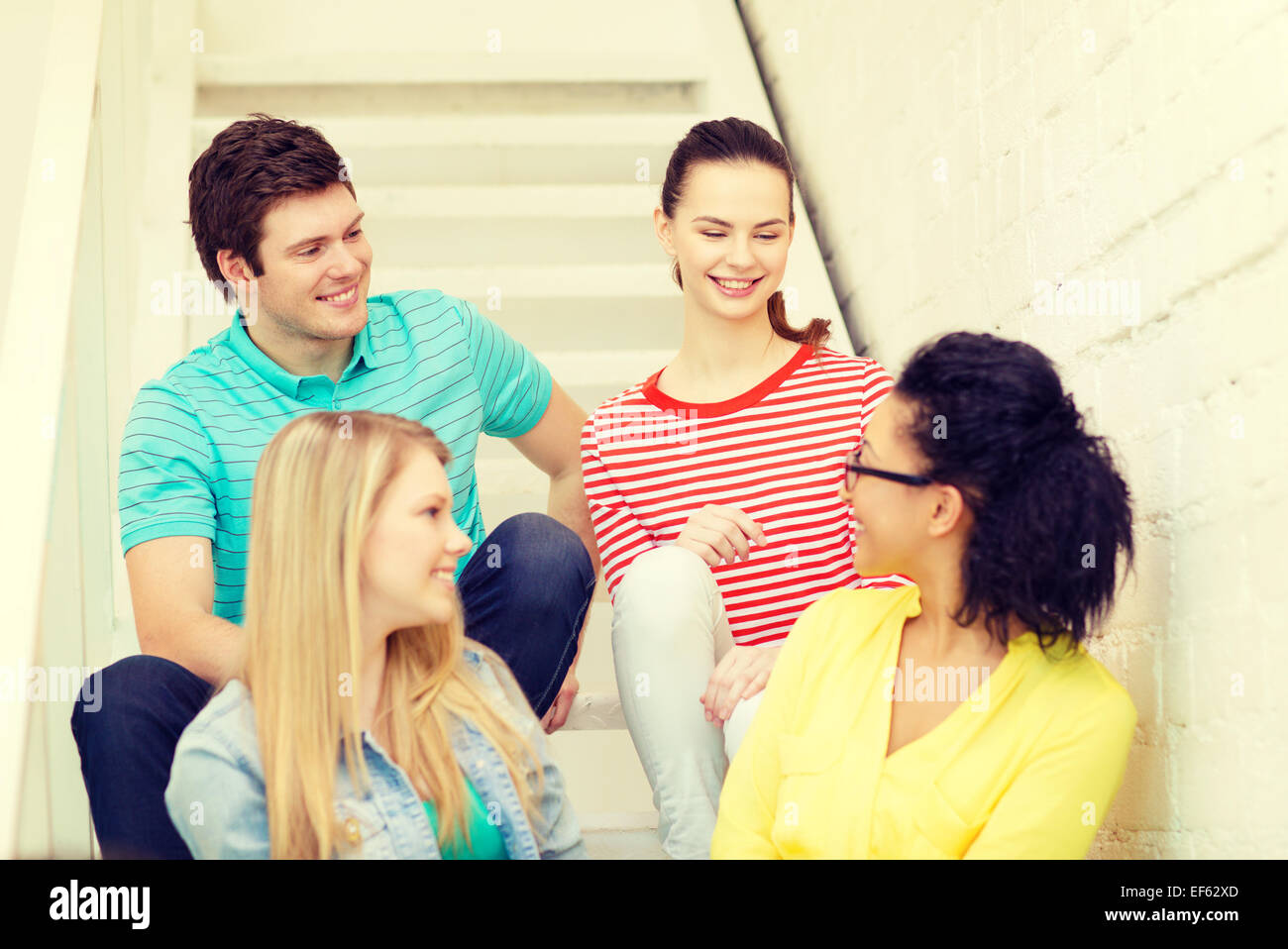 Sorridente adolescenti appendere fuori Foto Stock