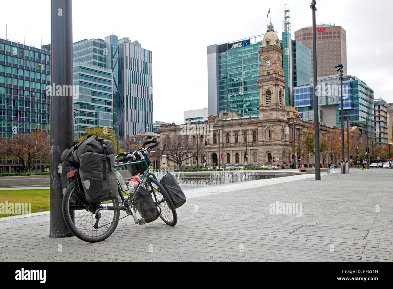 Touring bike e Ufficio Generale delle Poste in stile coloniale su Victoria Square nella città di Adelaide centro, Sud Australia Foto Stock