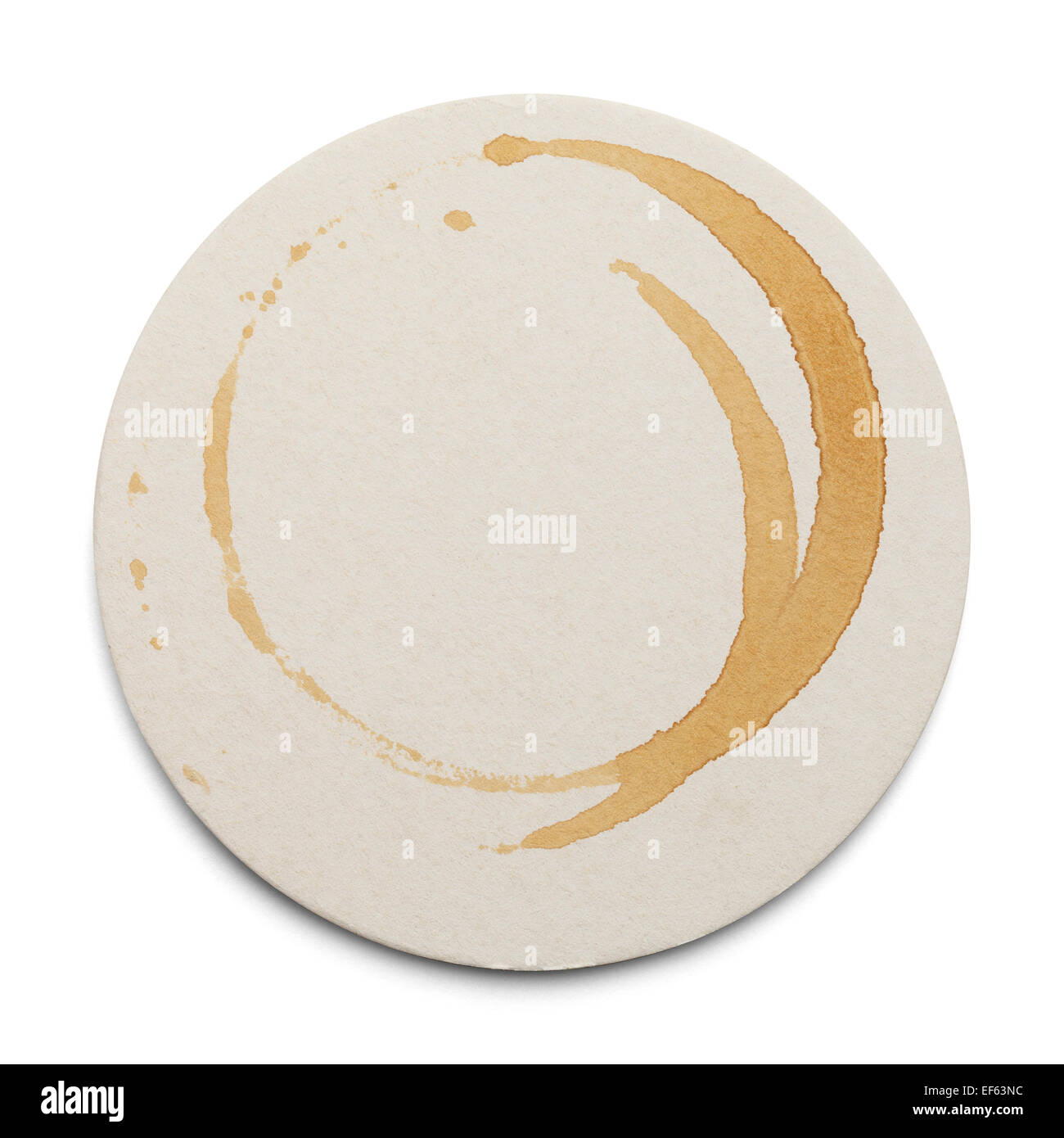 Round Coaster del cartone con anello di bere macchie isolate su sfondo bianco. Foto Stock
