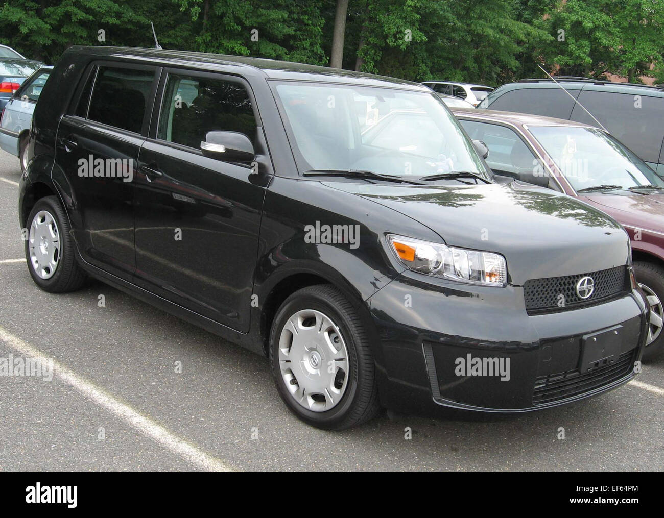 Il modello 2008 Scion XB è una berlina subcompatta nota per il suo design boxy, la praticità e gli interni spaziosi. Alimentata da un motore a quattro cilindri da 2,4 litri, la XB offre un'esperienza di guida unica e divertente. Con interni personalizzabili e una gamma di caratteristiche tecniche, la XB è la scelta preferita dai conducenti che cercano una City car versatile ed elegante. Foto Stock