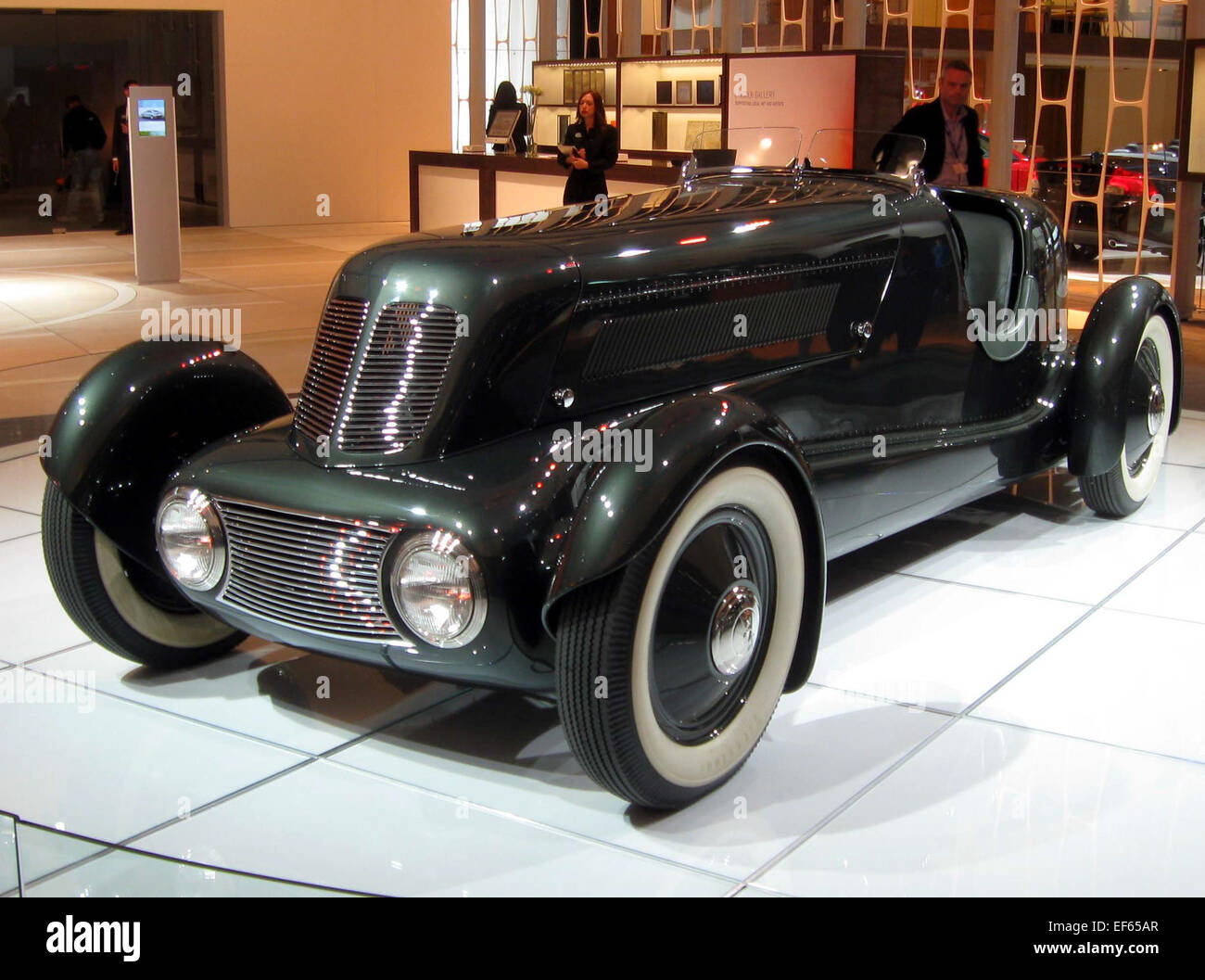 La Ford Type 40 Special Speedster del 1934 è un'auto d'epoca personalizzata dal design aerodinamico e aerodinamico. Alimentato da un motore V8 a testa piatta, offre prestazioni modeste ma si distingue per il suo stile unico. Esposto al NYIAS 2012, rappresenta un pezzo raro e iconico della storia automobilistica. Foto Stock