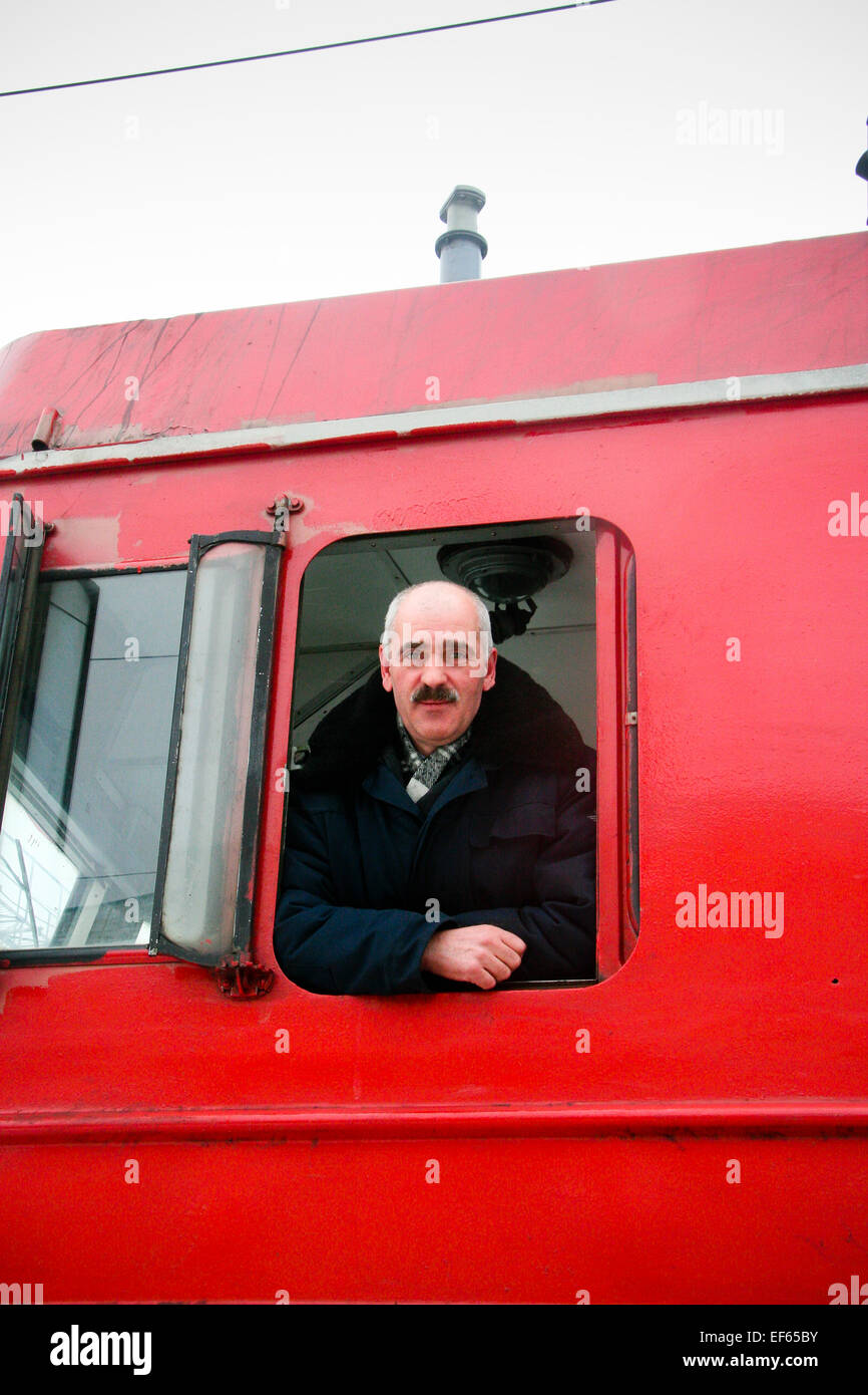 Mosca, Russia un traindriver guarda giù dalla sua cabina prima di iniziare gli otto giorni di viaggio da Mosca a Pechino. Foto Stock