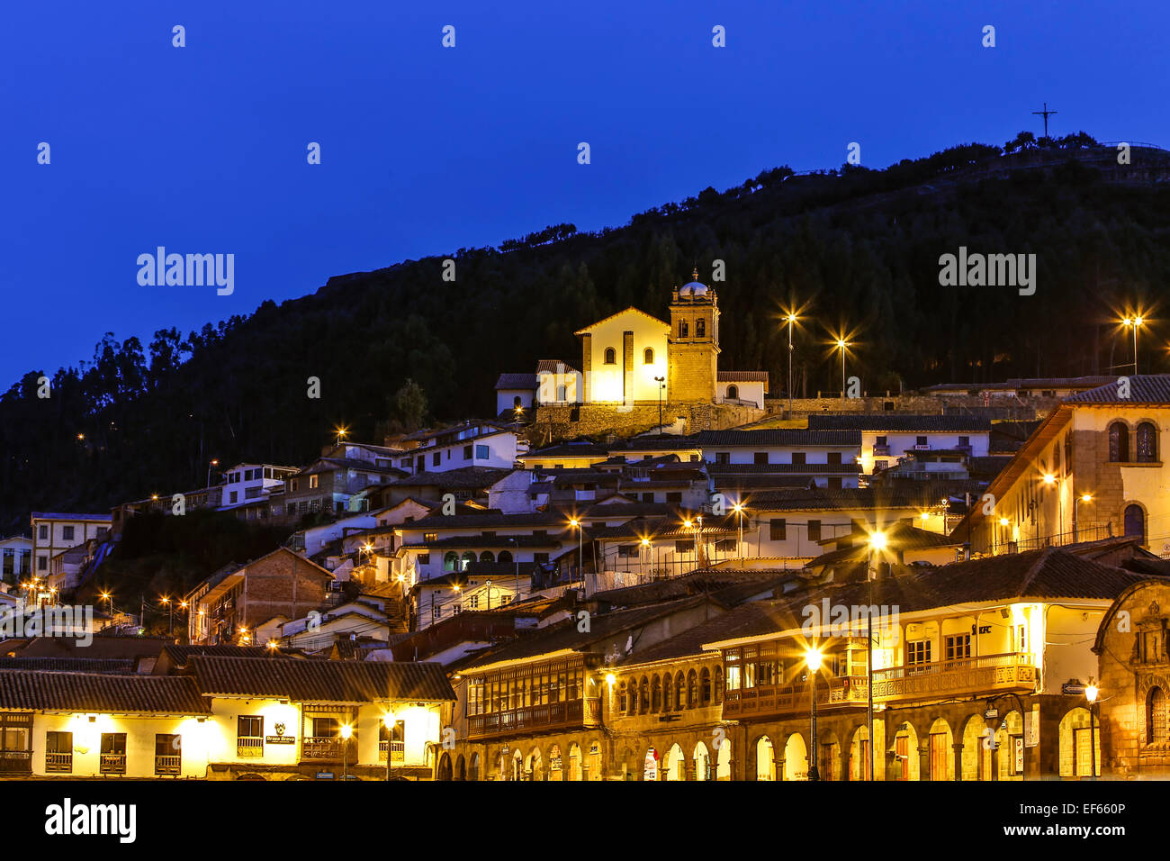 San Cristobal e luci della città, Cusco, Perù Foto Stock