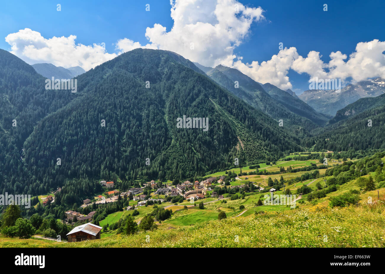Pejo Valle di Pejo Terme village in estate, Trentino, Italia Foto Stock
