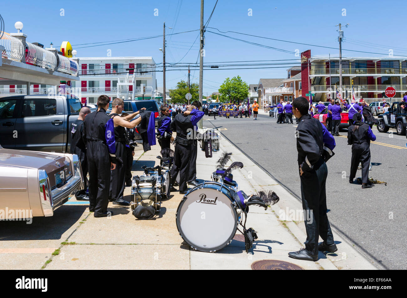 I membri della band si prepara a marzo in parata Elks in giugno 2014, Nord Wildwood, Cape May County, New Jersey, STATI UNITI D'AMERICA Foto Stock