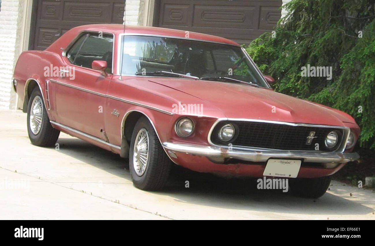 La Ford Mustang del 1969 è una muscle car americana classica che combina uno stile audace con potenti opzioni di motore. Disponibile in vari stili di carrozzeria, tra cui coupé e cabriolet, la Mustang offre prestazioni straordinarie, soprattutto nelle varianti GT e Mach 1 ad alte prestazioni. Nota per il suo design accattivante e il potente motore, la Mustang 1969 è un pezzo iconico della storia automobilistica. Foto Stock
