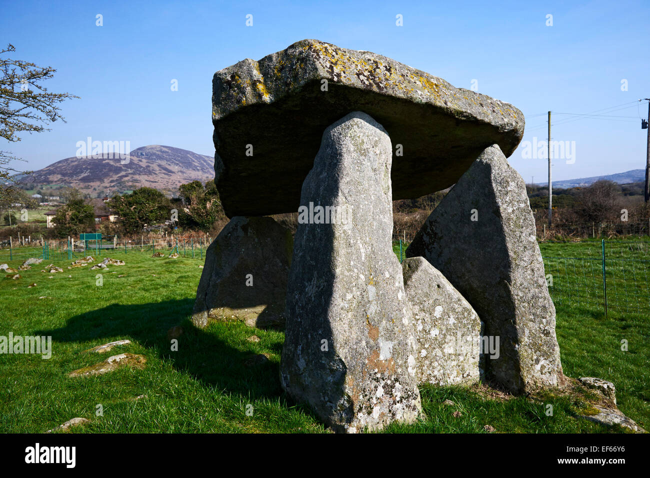 Treppiede Ballykeel dolmen tomba del portale sud della contea di Armagh in Irlanda Foto Stock