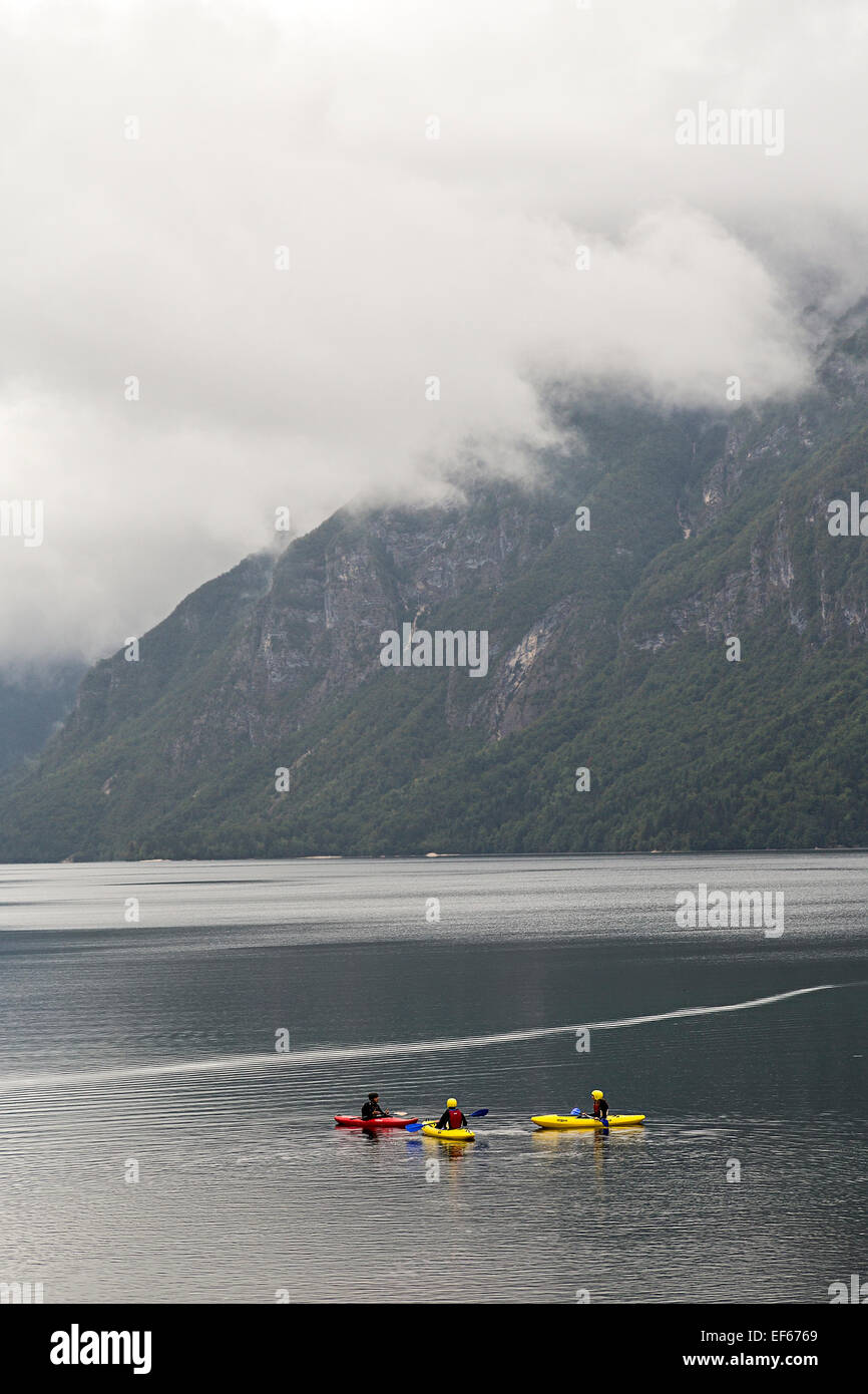 Il kayak sul lago di Bohinj, Bohinjska, Slovenia Foto Stock