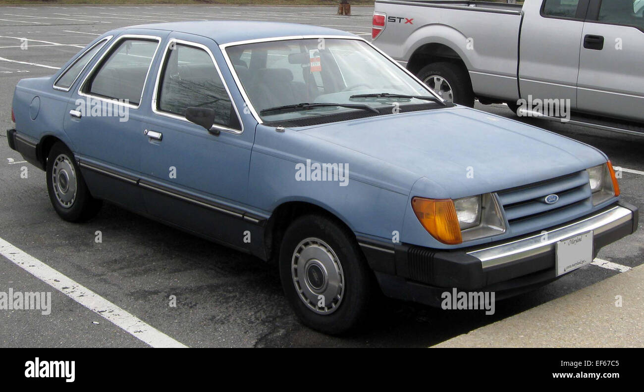 La Ford tempo del 1984-1985 è una berlina compatta che offre caratteristiche pratiche ed efficienza del consumo di carburante. Alimentato da un motore a quattro cilindri, è stato progettato come un veicolo economico per tutti i giorni per i consumatori. Foto Stock