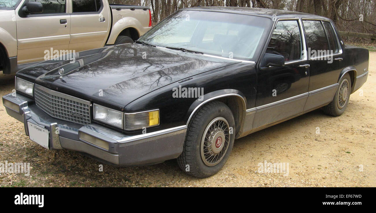 La Cadillac Deville del 1989 è una berlina di lusso full-size, nota per il suo design classico e le caratteristiche avanzate dell'epoca. Offre una guida fluida e confortevole e interni spaziosi con servizi moderni per i suoi tempi. Foto Stock