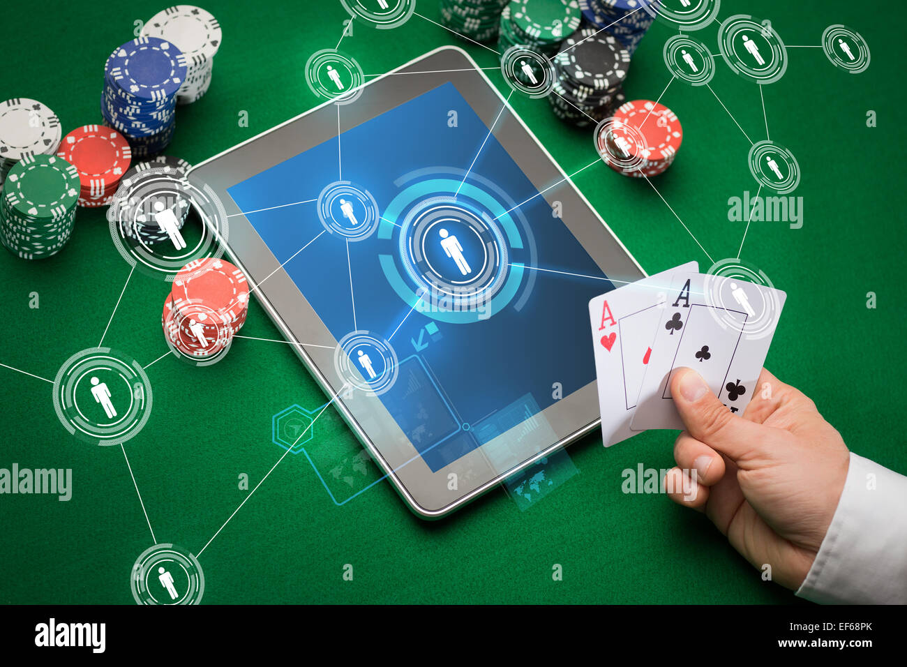 Casinò poker player con cards, tablet e trucioli Foto Stock