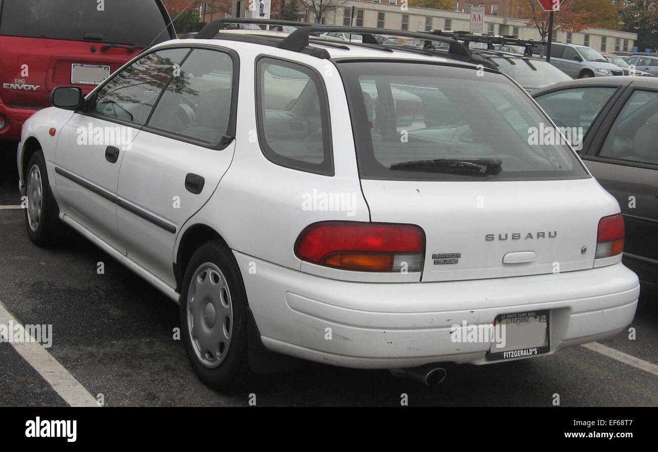 La Subaru Impreza Wagon di prima generazione è un veicolo compatto a trazione integrale noto per la sua praticità, affidabilità e capacità fuoristrada. Offre interni versatili, che lo rendono una scelta solida per chi cerca un'auto economica e resistente. Foto Stock