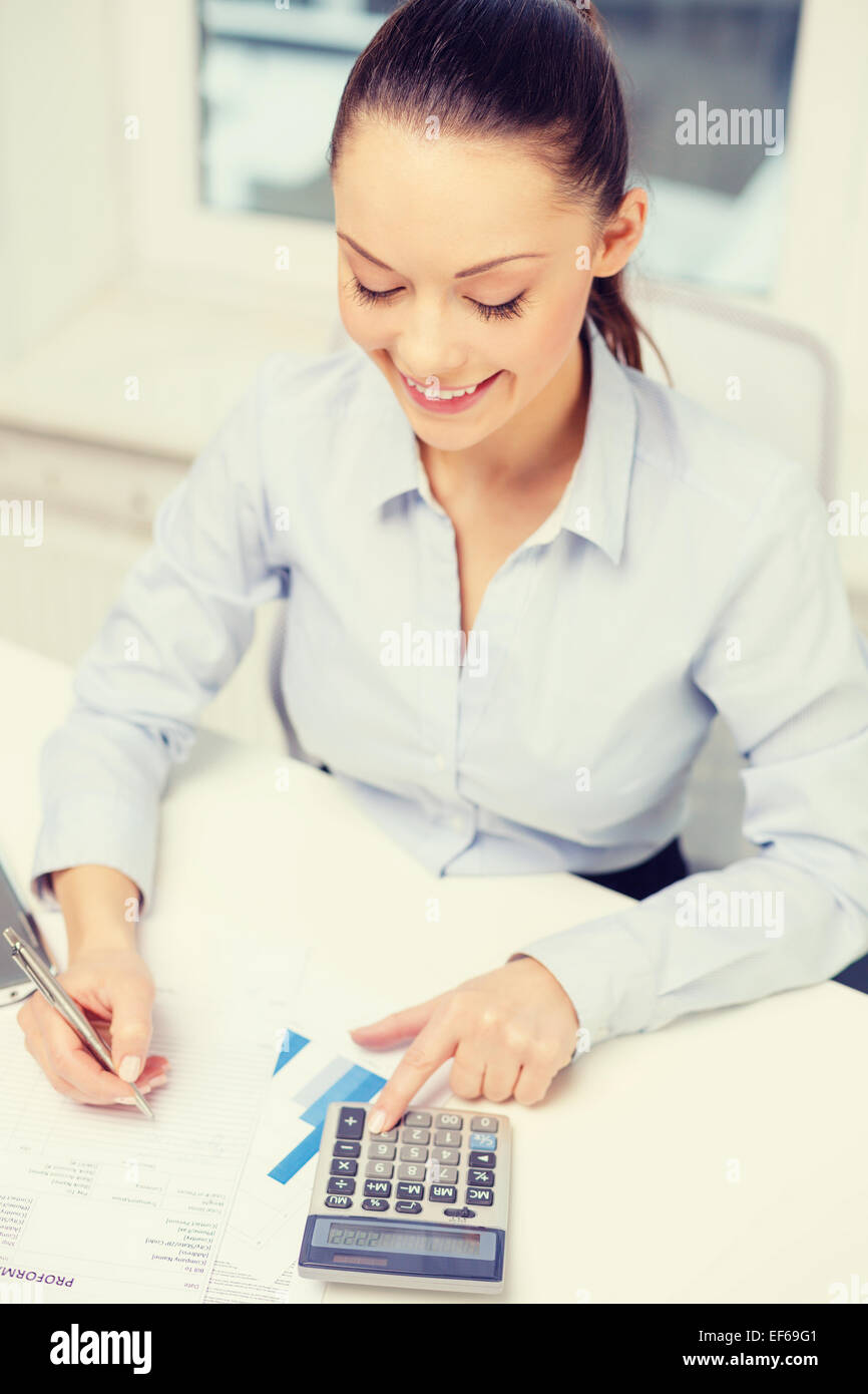 Imprenditrice di lavoro con documenti di office Foto Stock