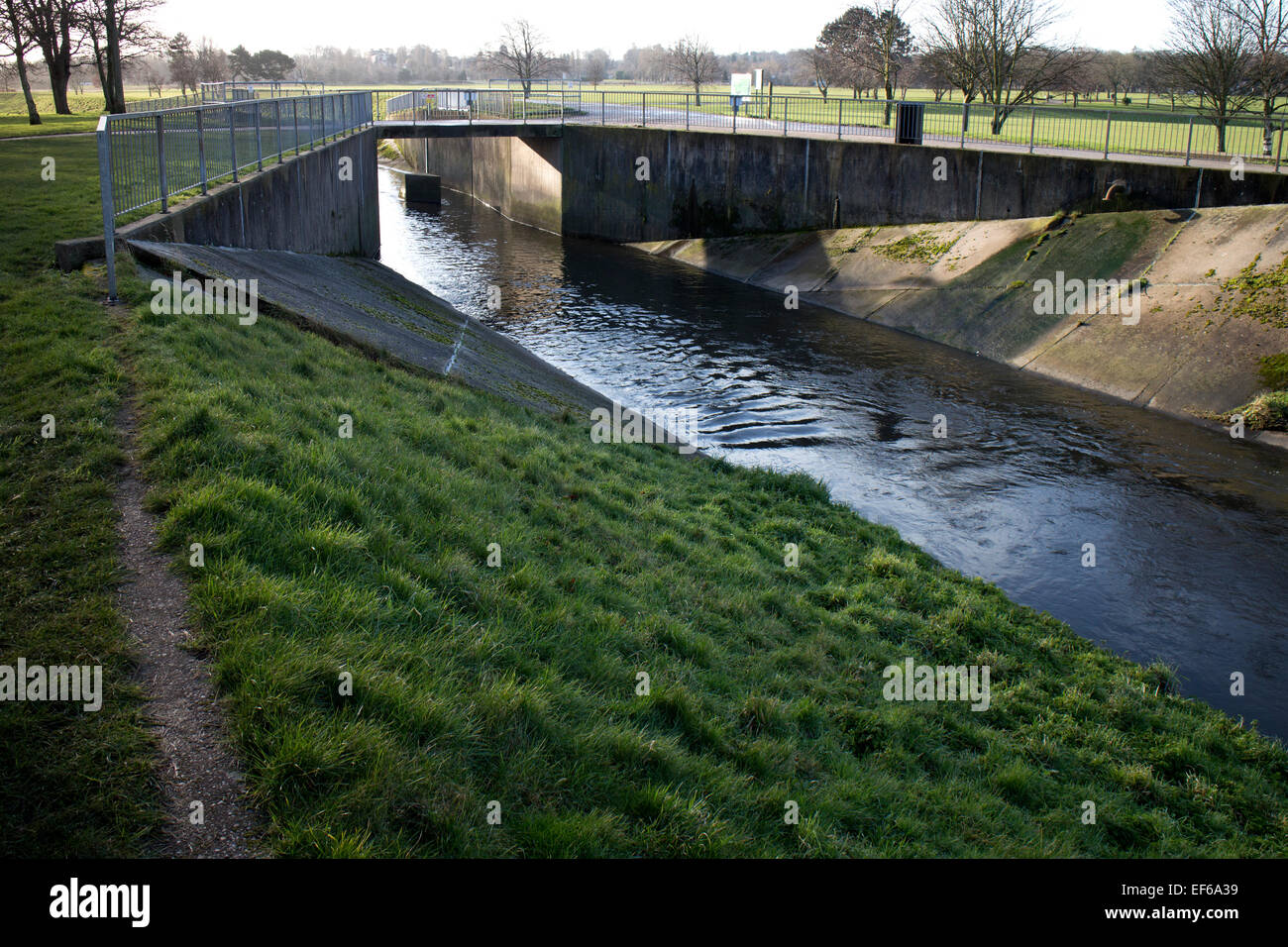Perry Hall Park e il fiume Tame, Perry Barr, Birmingham, Regno Unito Foto Stock