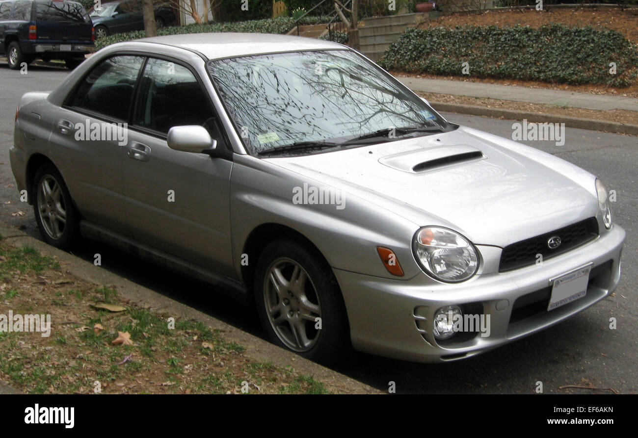 La Subaru Impreza WRX berlina del 2002-2003 è un'auto dalle prestazioni compatte nota per il suo motore turbocompresso a 4 cilindri da 2,0 litri. Grazie a un'accelerazione rapida, una manovrabilità precisa e una trazione integrale, la WRX offre un'esperienza di guida entusiasmante. Gli esterni sportivi e gli interni pratici lo rendono un'ottima scelta sia per gli appassionati che per i conducenti di tutti i giorni. Foto Stock