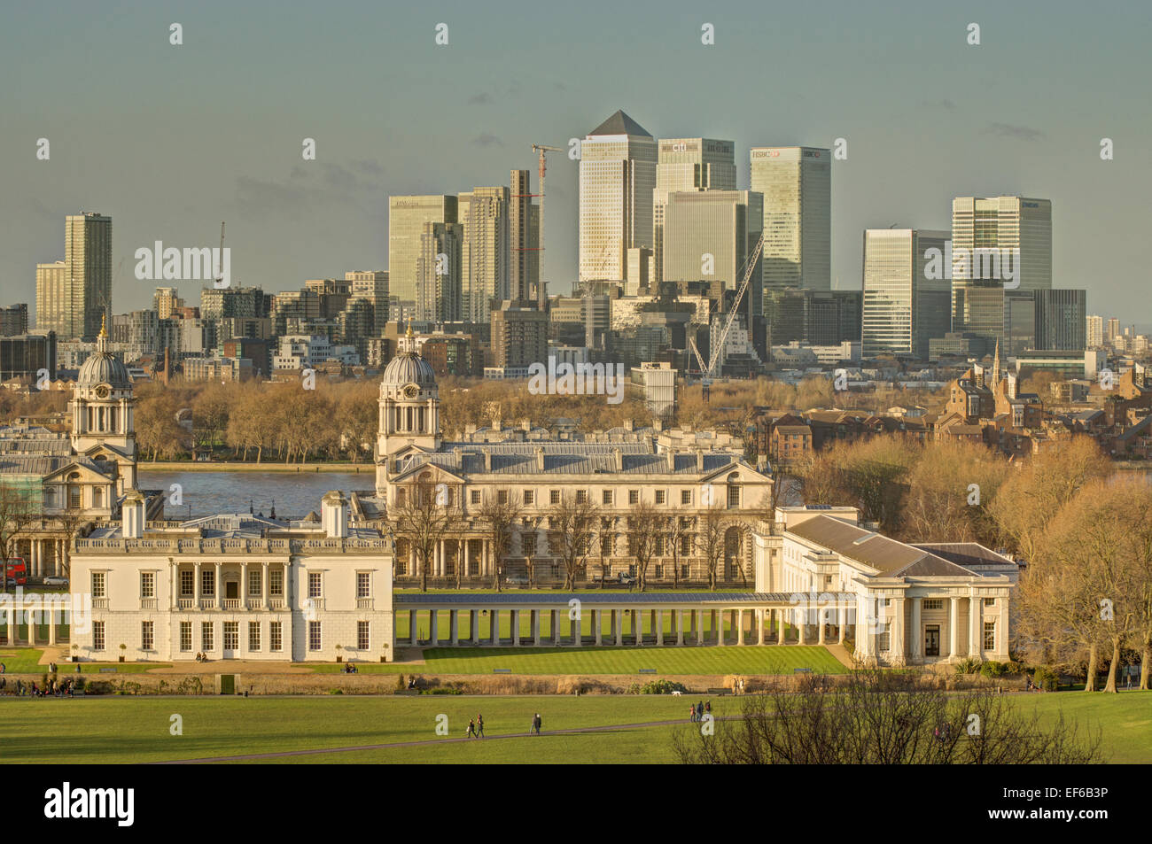 Royal Naval Hospital Greenwich con Canary Wharf a Londra in background Foto Stock
