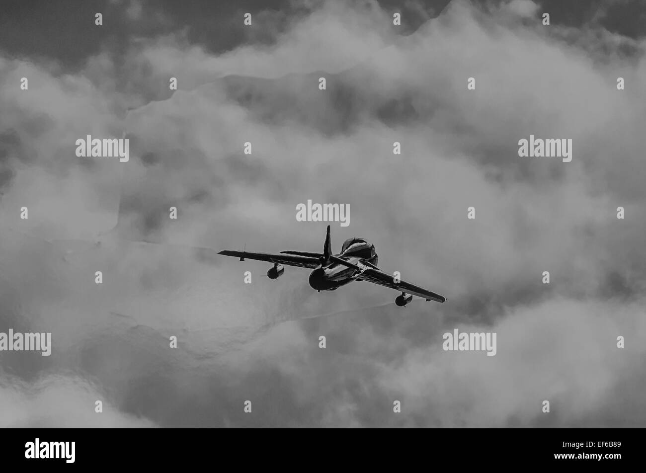 Un classico Hawker Hunter il taglio attraverso l'aria, con la sua wingtip vortex creando uno strano fenomeno più chiaro in bianco e nero. Turbolenza di scia Foto Stock