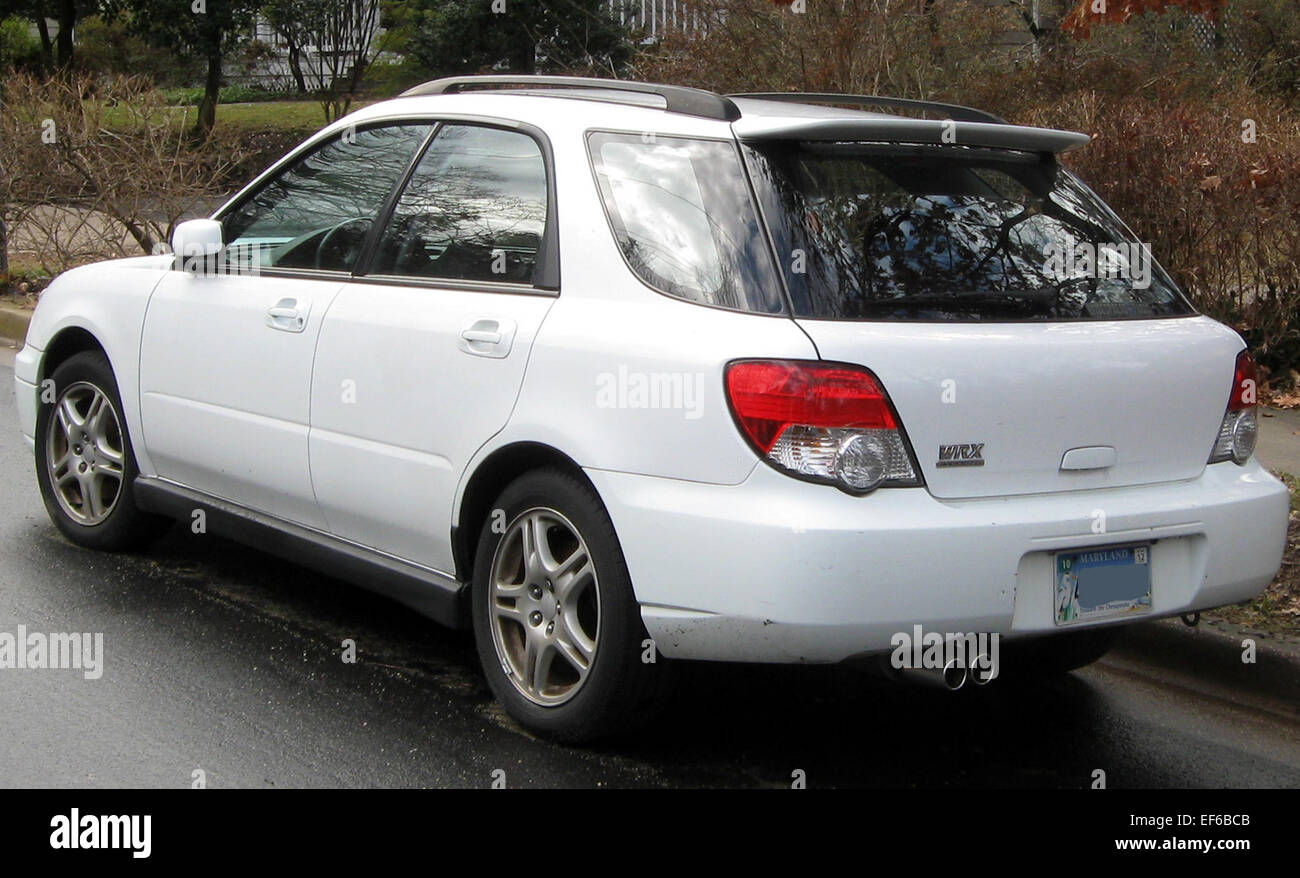 Il carro Subaru Impreza WRX del 2004-2005 è un carro compatto ad alte prestazioni con trazione integrale e motore turbocompresso. Offre un'eccezionale accelerazione, manovrabilità ed esperienza di guida, il che lo rende una scelta popolare per gli appassionati di guida. Il carro Impreza WRX offre anche un pratico e spazioso spazio interno e vano di carico, rendendolo versatile per prestazioni e praticità. Foto Stock