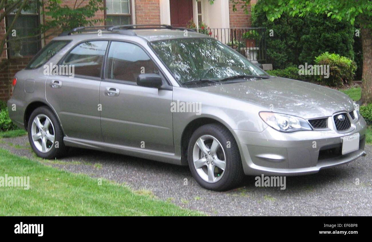 La Subaru Impreza Wagon del 2006-2007 è un veicolo compatto con una reputazione per la capacità di trazione integrale e le prestazioni fuoristrada. Alimentato da un motore da 2,5L a 4 cilindri, offre una maneggevolezza solida e un abitacolo pratico e spazioso. Impreza Wagon è un veicolo versatile per coloro che cercano un'auto economica ma capace per varie condizioni di guida. Foto Stock