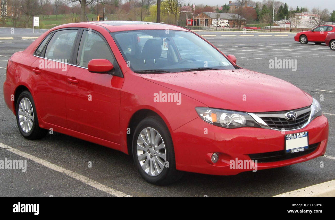 La berlina Subaru Impreza del 2007-2009 è un veicolo compatto noto per il suo sistema a trazione integrale e il suo design pratico. Alimentato da un motore a quattro cilindri da 2,5 litri, offre una guida bilanciata e prestazioni affidabili. La berlina Impreza è popolare per la sua versatilità e la capacità di gestire diverse condizioni di guida. Foto Stock