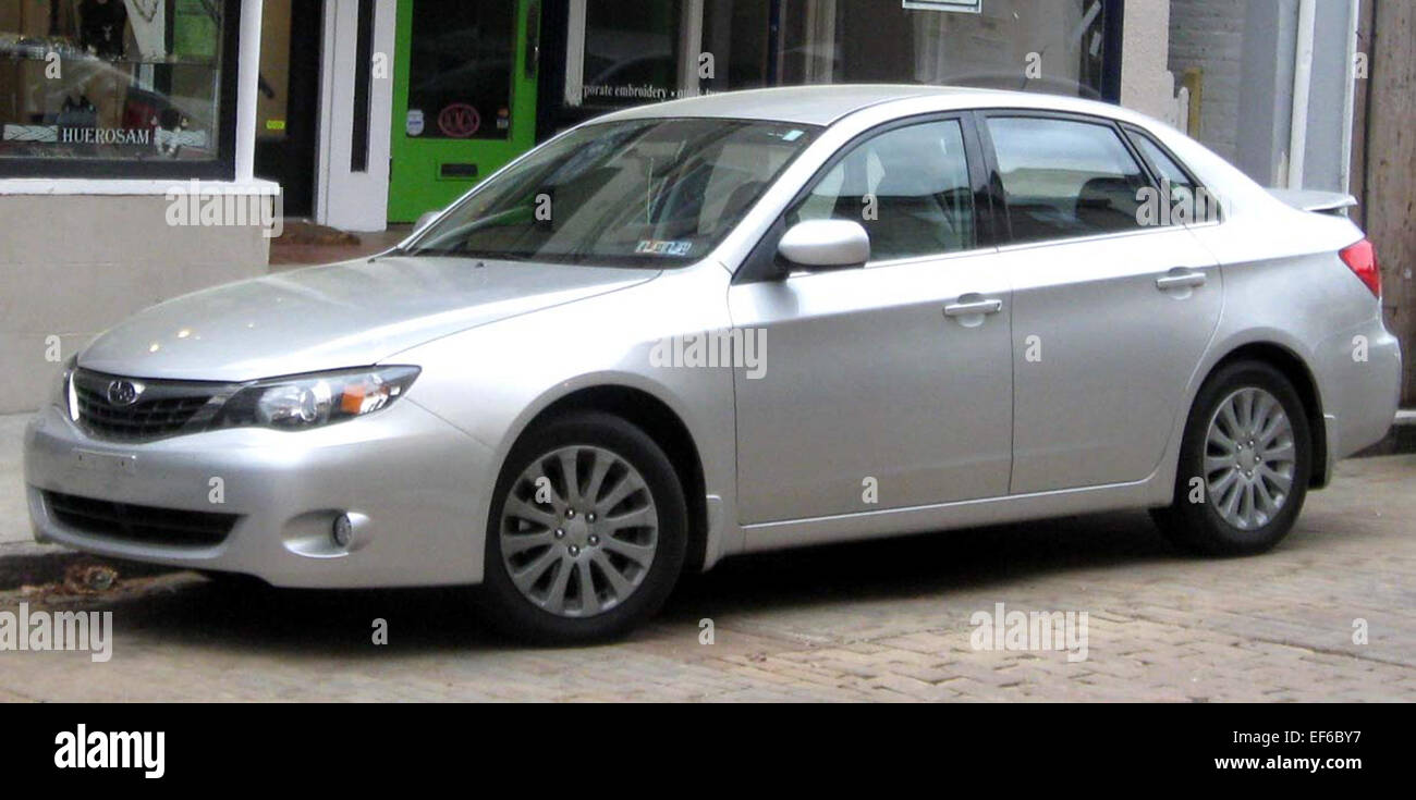 La berlina Subaru Impreza del 2007-2009 è un'auto compatta nota per il suo sistema di trazione integrale e l'affidabilità. Offre un'ampia gamma di opzioni di motore, tra cui un motore da 2,5 litri a 4 cilindri, ed è riconosciuta per la sua robustezza e la sua robustezza in varie condizioni di guida. La berlina Impreza presenta interni confortevoli e un design funzionale che la rendono una scelta pratica per coloro che cercano un veicolo compatto economico e versatile. Foto Stock