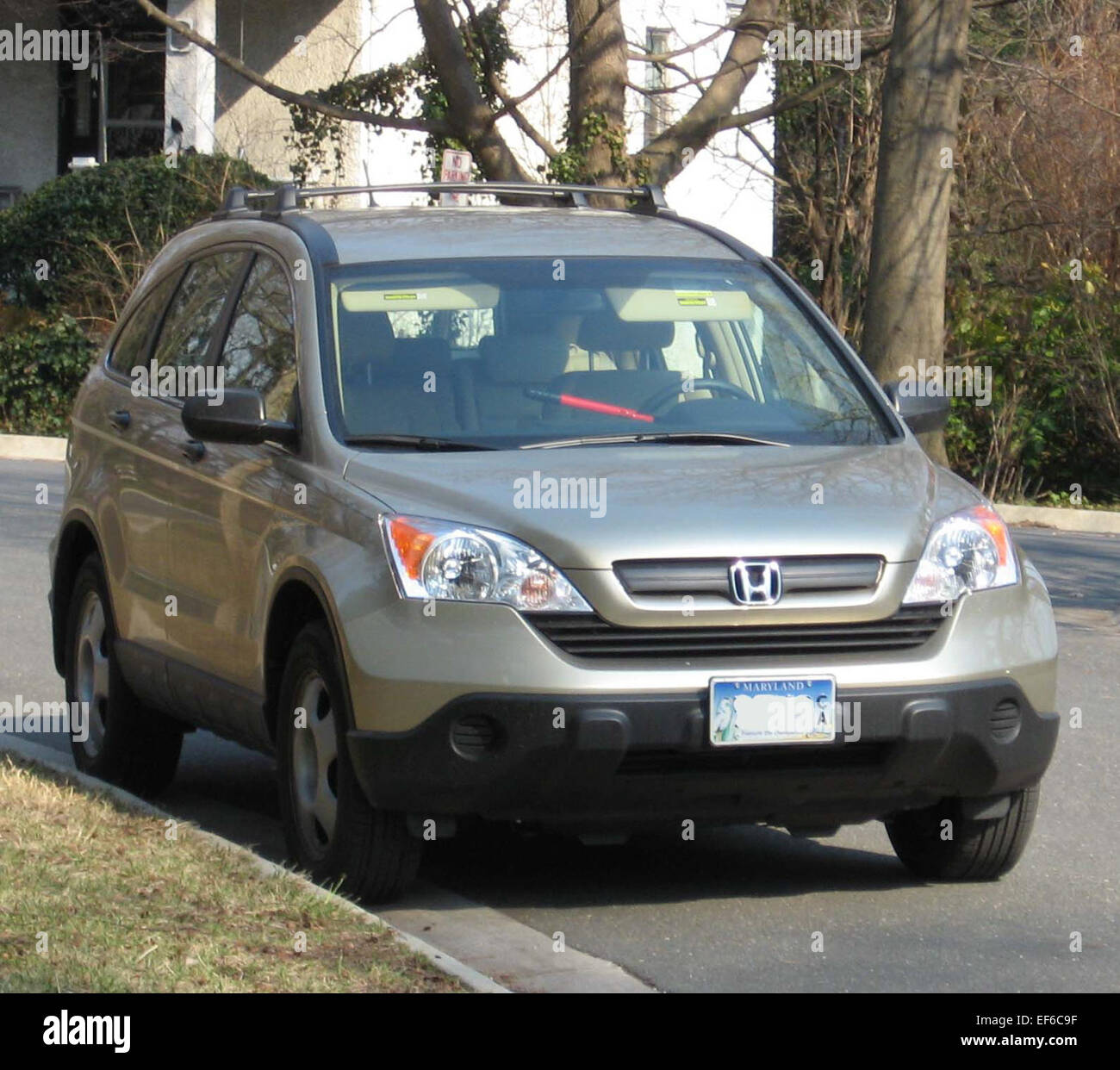 La Honda CR-V LX 2007 è un SUV crossover compatto con un motore da 2,4 L a 4 cilindri da 166 CV. Abbinato a un cambio automatico a 5 marce, offre un abitacolo confortevole, efficienza del carburante e trazione integrale disponibile. Foto Stock