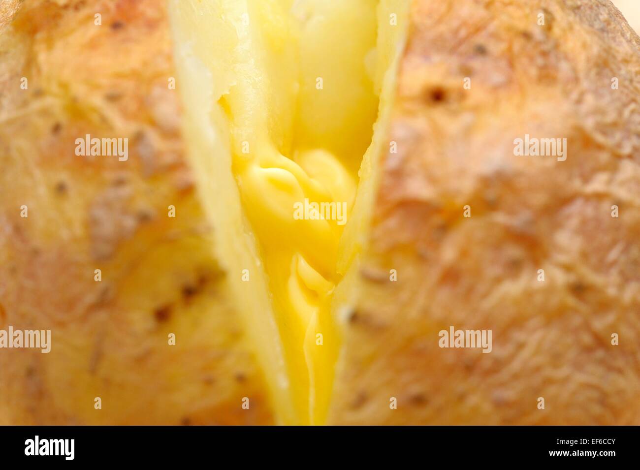 Una camicia al forno con patate burro all'interno di fusione Foto Stock