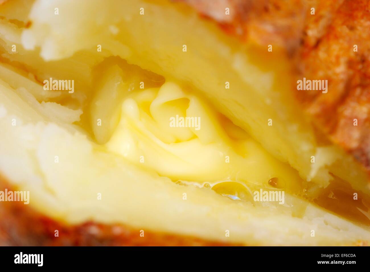 Una camicia al forno con patate burro all'interno di fusione Foto Stock