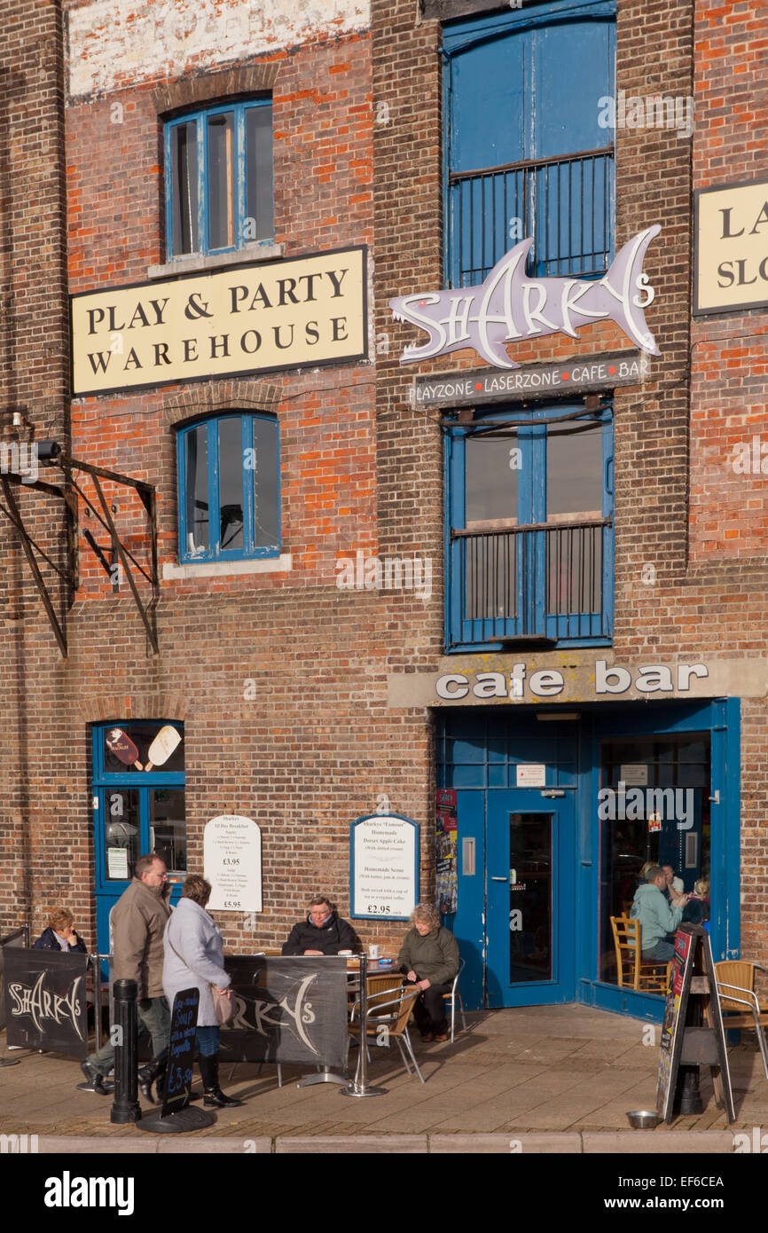 Persone bere fuori gli squali cafe bar, Weymouth, Regno Unito Foto Stock