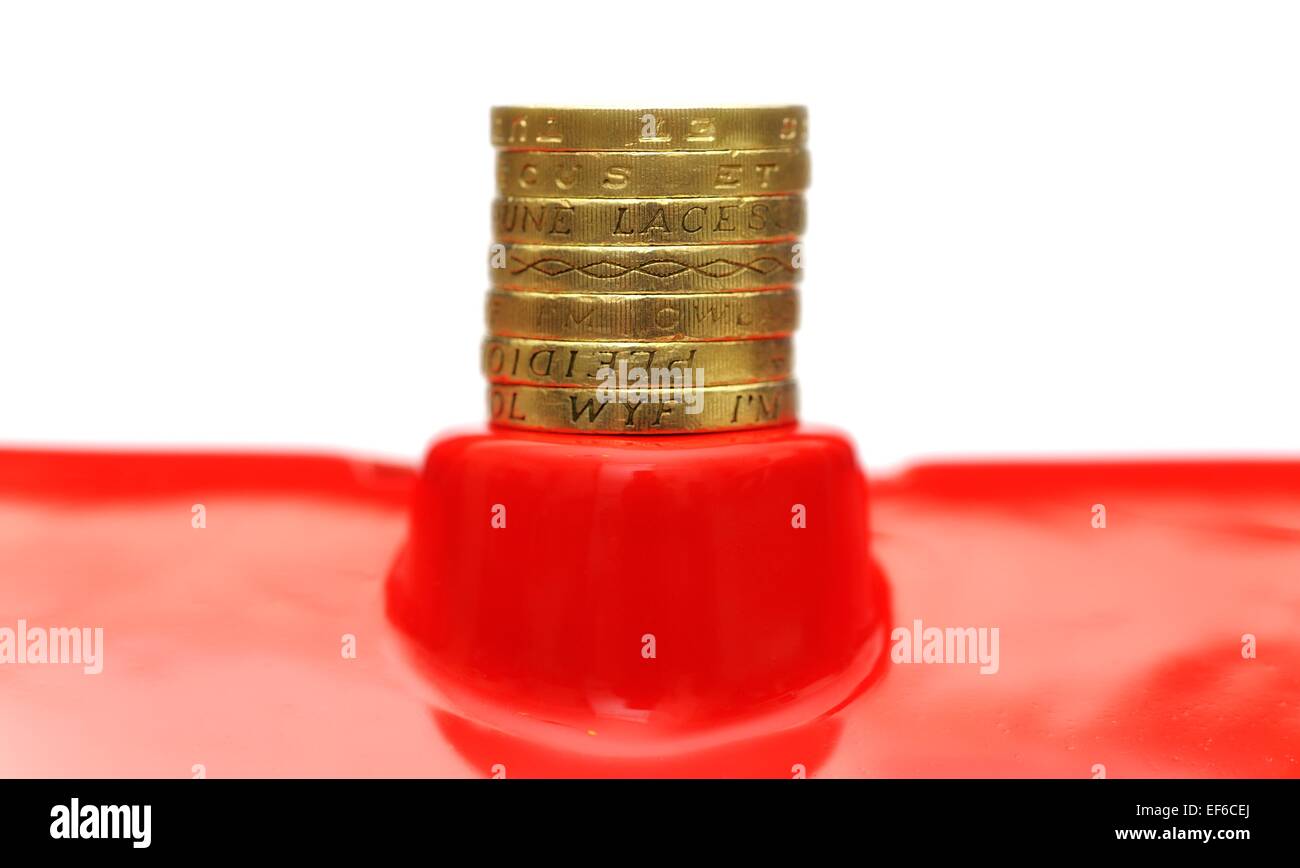 Una pila di una libbra di monete su un rosso tetto camino Foto Stock