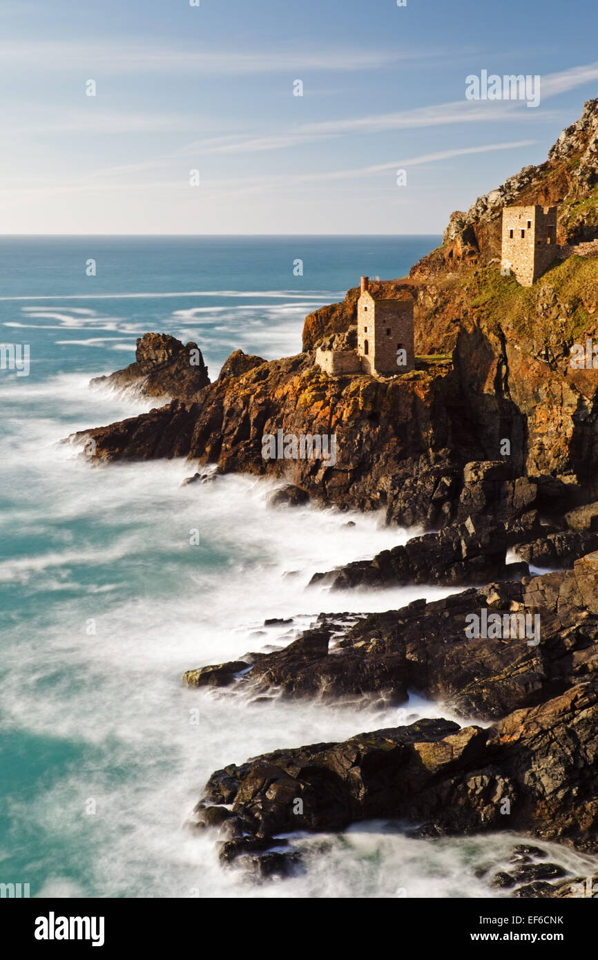 Bella serata luce laterale bagna Botallack miniera come l'oceano atlantico gracefuly si blocca sulla scogliera sottostante. Foto Stock