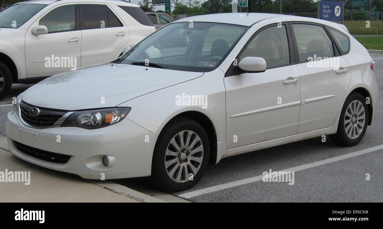 La Subaru Impreza 2.5i berlina 2008 è un'auto compatta nota per la sua capacità di trazione integrale e il design sportivo. Alimentato da un motore a quattro cilindri da 2,5 litri, offre un'esperienza di guida bilanciata, combinando maneggevolezza e comfort. La botola Impreza presenta interni spaziosi, tecnologia moderna e un look distintivo, che la rendono una scelta versatile per chi cerca praticità e prestazioni. Foto Stock