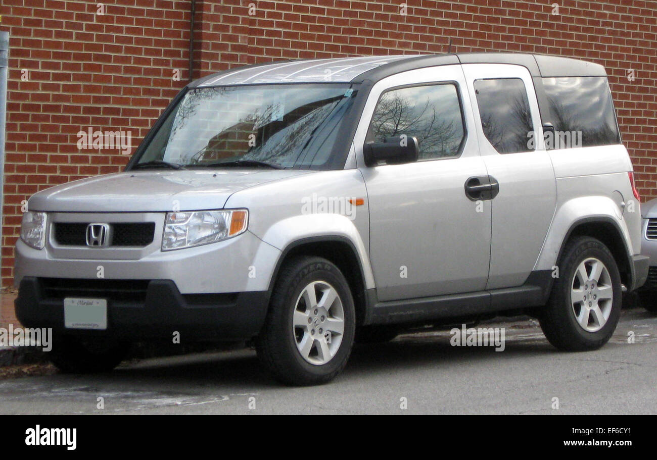Honda Element 2009-2010 è un SUV compatto e versatile con un caratteristico design boxy. Nota per gli interni spaziosi, i sedili flessibili e i materiali resistenti, offre un'eccellente praticità per uno stile di vita attivo. Foto Stock