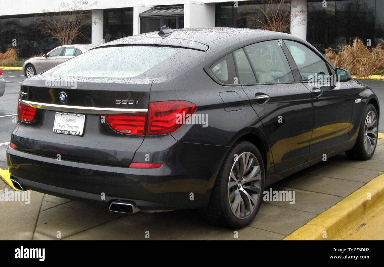 La BMW 550i GT del 2010 è una berlina berlina berlina berlina di lusso dotata di un motore V8 da 4 litri. Combinando prestazioni sportive con caratteristiche di lusso, offre tecnologia avanzata, interni spaziosi e un'esperienza di guida di alto livello con il design e la manovrabilità esclusivi BMW. Foto Stock