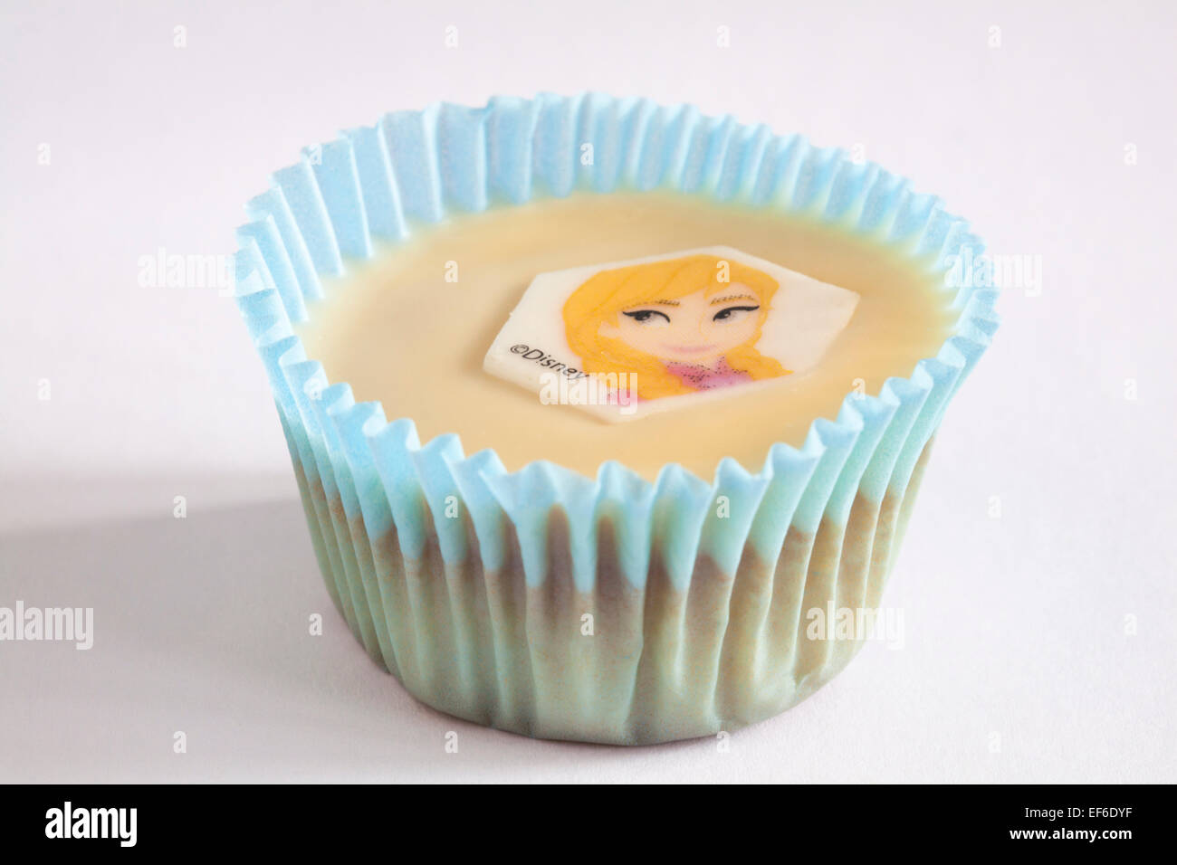 Tortina dal film Disney congelati decorate con Elsa a carattere isolato su sfondo bianco Foto Stock
