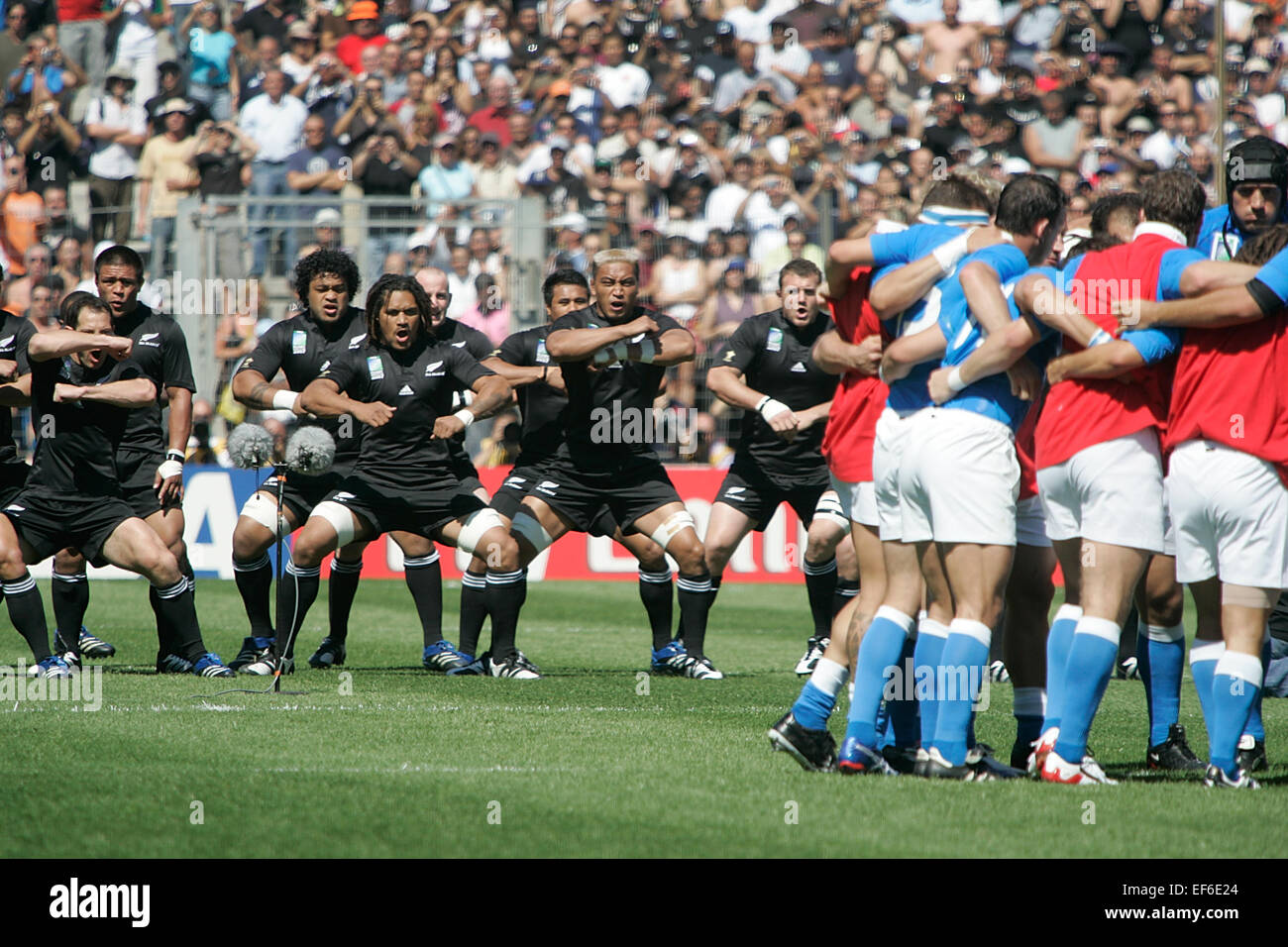La Nuova Zelanda di Rugby di eseguire la Haka nella Coppa del Mondo 2007 a  Marsiglia, Francia Foto stock - Alamy
