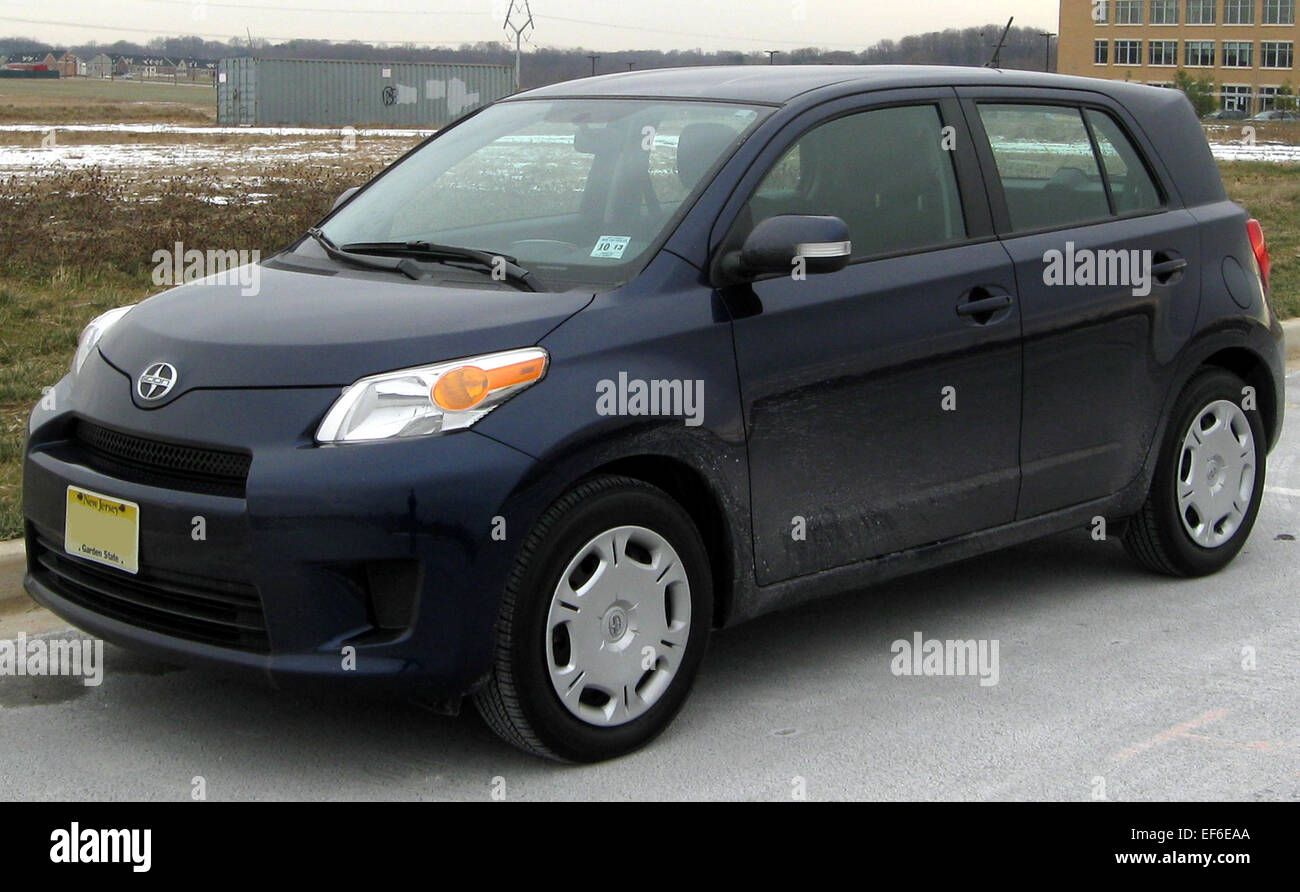 Il modello 2010 Scion xD è una berlina compatta progettata per la guida in città. Alimentato da un motore da 1,8 L a 4 cilindri, il modello xD offre un'eccezionale efficienza del combustibile e una guida fluida e reattiva. Con caratteristiche moderne e un design personalizzabile, è un'ottima scelta per coloro che cercano un veicolo economico, pratico ed elegante per l'uso quotidiano e la guida in città. Foto Stock