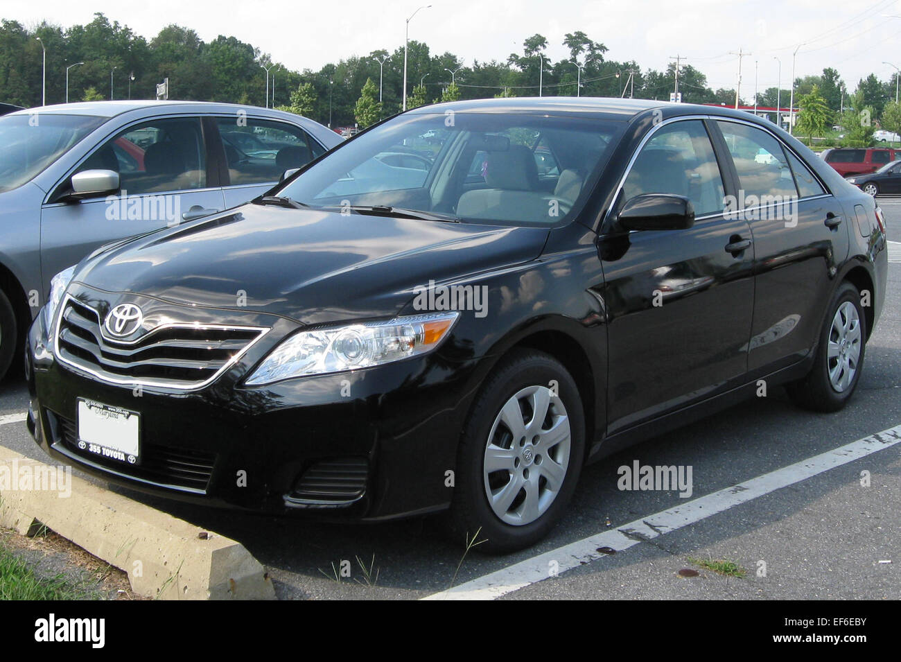 La Toyota Camry del 2010 è una berlina di medie dimensioni affidabile, rinomata per l'efficienza del carburante e la comodità di guida. Gli interni raffinati e il design pratico lo rendono la scelta ideale per chi cerca comfort e affidabilità quotidiani. Foto Stock