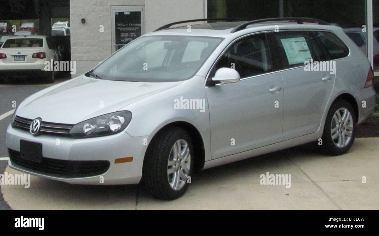 La Volkswagen Jetta SportWagen 2010, fotografata il 24 aprile 2010, è un carro compatto che offre ampio spazio di carico, interni raffinati ed eccellente efficienza del carburante. Foto Stock